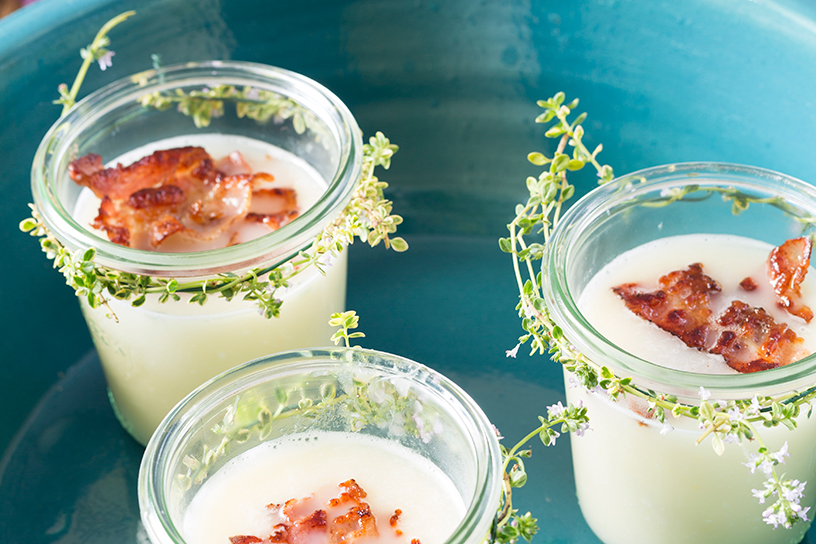 glazen met aspergesoep en uitgebakken spekjes